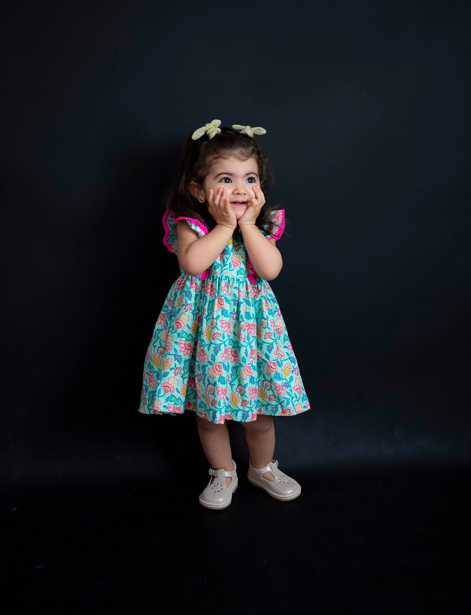 Mélina participe au concours pour gagner de l'argent avec cette photo : baby_toddler_clothing, child, day_dress, dress, electric_blue, embellishment, fashion_accessory, fashion_design, flash_photography, fun, gesture, happy, human_leg, magenta, one_piece_garment, pattern, person, portrait_photography, sleeve, smile