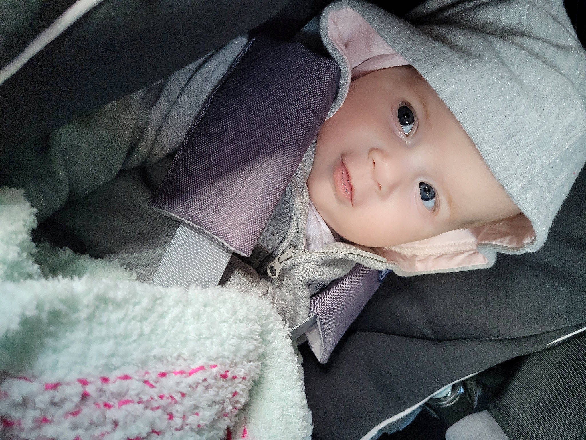 Lyana participe au concours pour gagner de l'argent avec cette photo : cheek, chin, comfort, cool, eye, eyebrow, face, grey, headgear, headwear, human_body, iris, lip, mammal, mouth, nose, outerwear, person, skin, smile