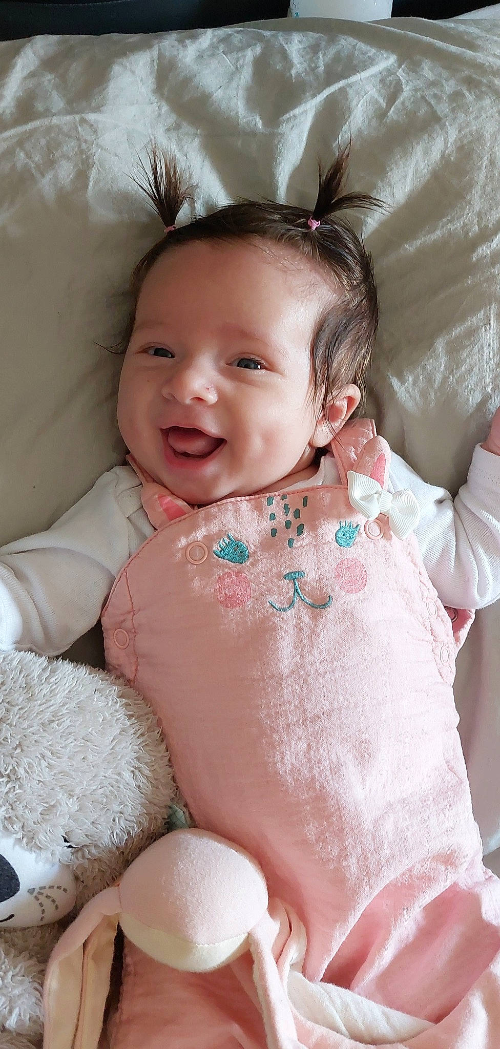 Maëly participe au concours pour gagner de l'argent avec cette photo : arm, baby_toddler_clothing, cheek, comfort, eye, face, facial_expression, finger, hairstyle, happy, head, iris, lip, neck, organ, person, pink, skin, sleeve, smile