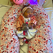 Zoé a rejoint le concours — aidez-le/la à gagner de superbes lots ! baby, sleeping, cushion, floral_pattern, stuffed_toy, night_light, bunny_light, bear_light, headband, knitted_sweater, blanket, bed, child, indoor, soft_toy, cute, resting, infant, colorful, cozy