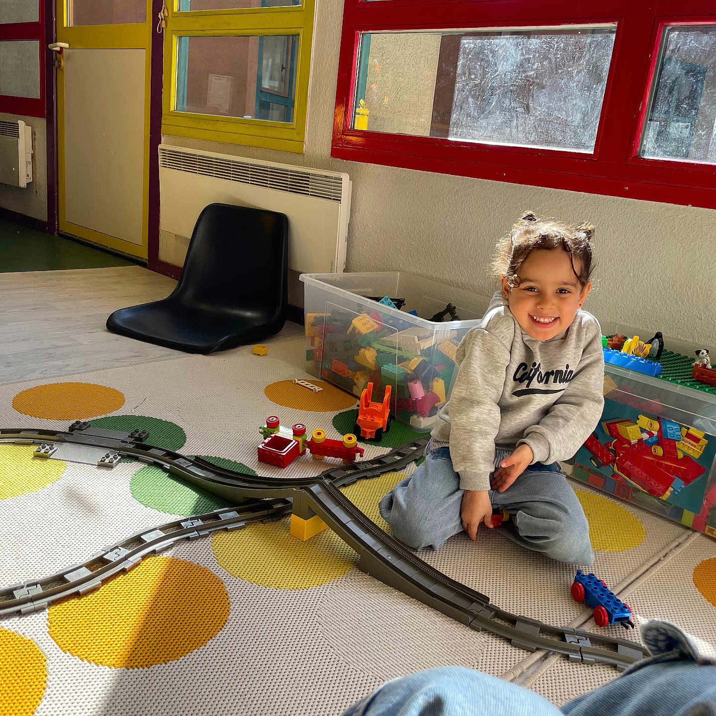 Zayneb a rejoint le concours — aidez-le/la à gagner de superbes lots ! architecture, boy, building, chair, child, clothing, couch, face, furniture, head, homedecor, indoors, interiordesign, livingroom, male, pants, person, photography, portrait, room