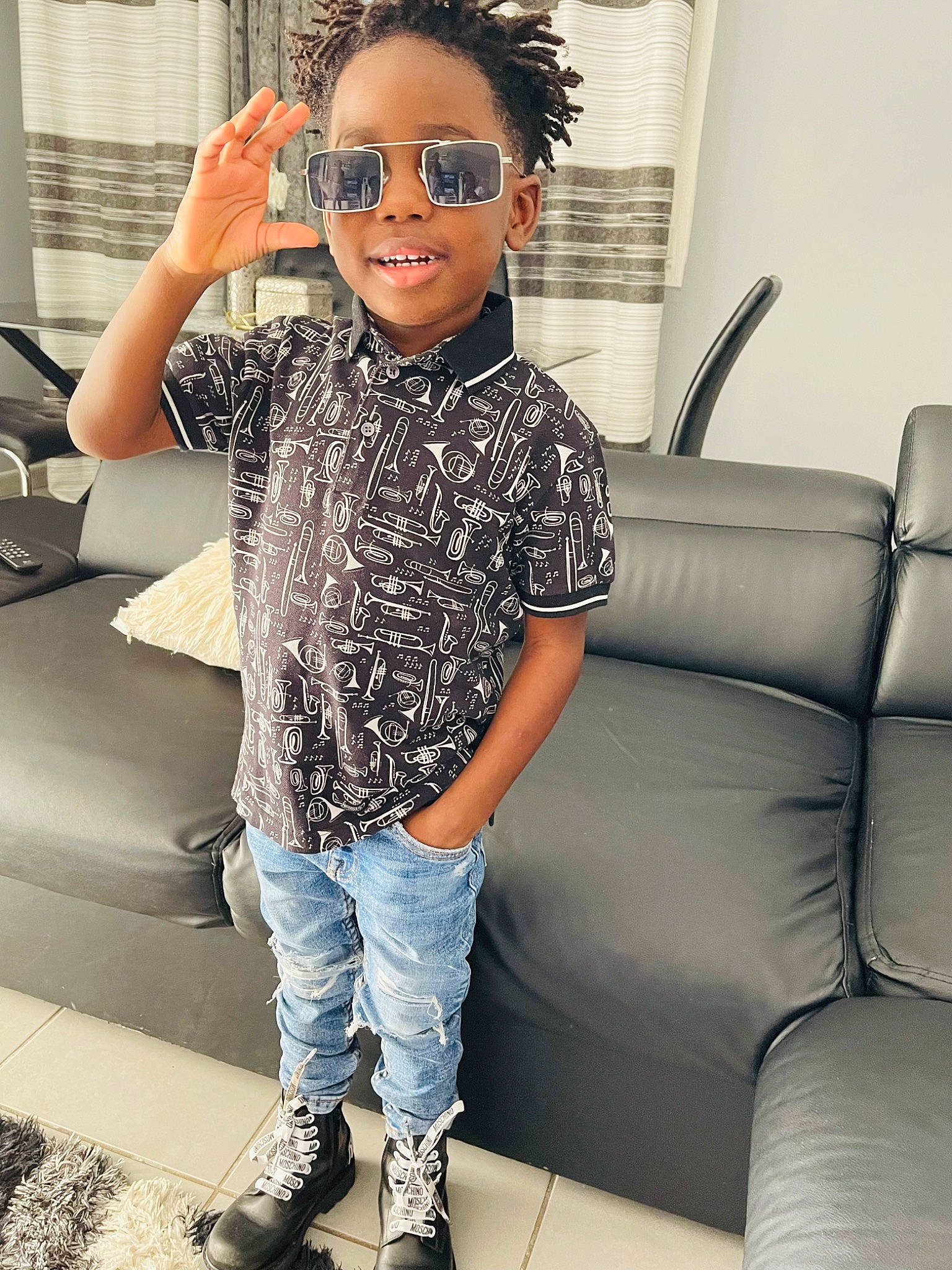 Reus participe au concours pour gagner de l'argent avec cette photo : black, black_hair, cool, eyewear, fashion, glasses, goggles, happy, jeans, joy, person, photograph, shoe, sleeve, smile, street_fashion, style, sunglasses, t_shirt, vision_care