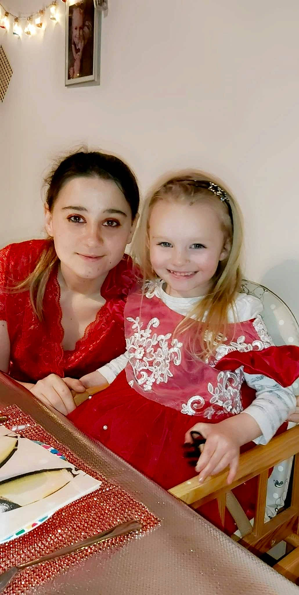 Délia a rejoint le concours — aidez-le/la à gagner de superbes lots ! chair, child, comfort_food, cuisine, dish, dress, event, fun, happy, jewellery, joy, kitchen_utensil, person, plate, room, sitting, skin, smile, table, tableware