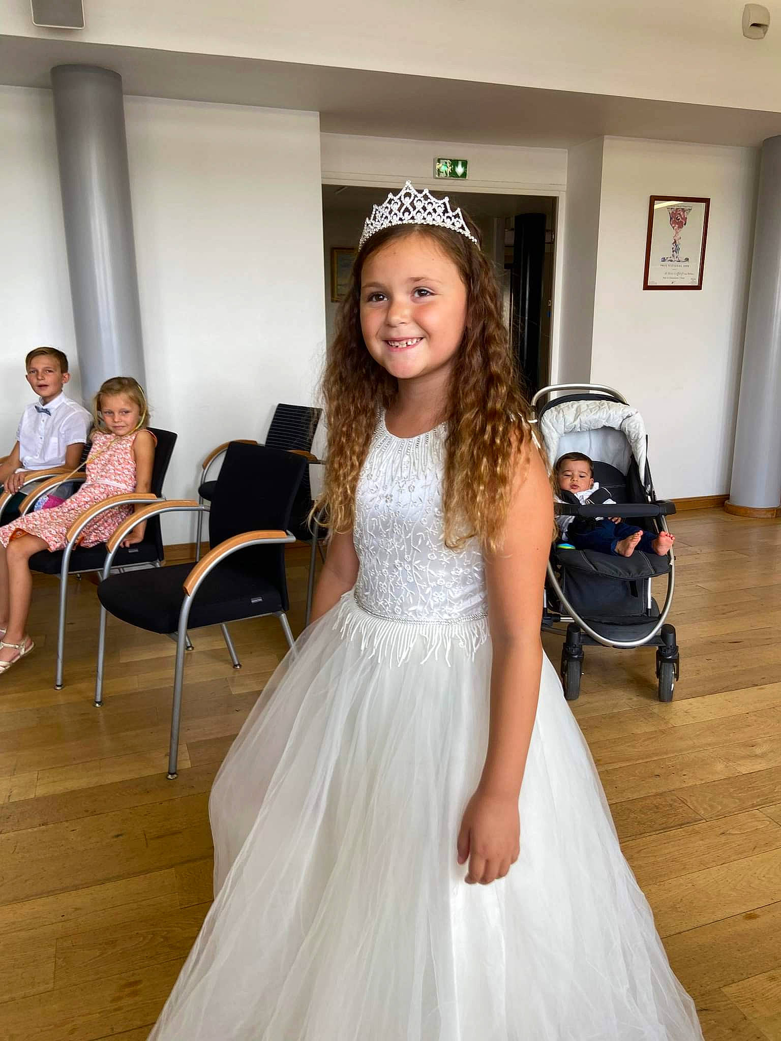 Maelys participe au concours pour gagner de l'argent avec cette photo : bridal_clothing, bridal_party_dress, chair, dress, fashion, fashion_design, flash_photography, floor, flooring, fun, gown, hairstyle, happy, joy, person, shoulder, sleeve, smile, waist, wedding_ceremony_supply