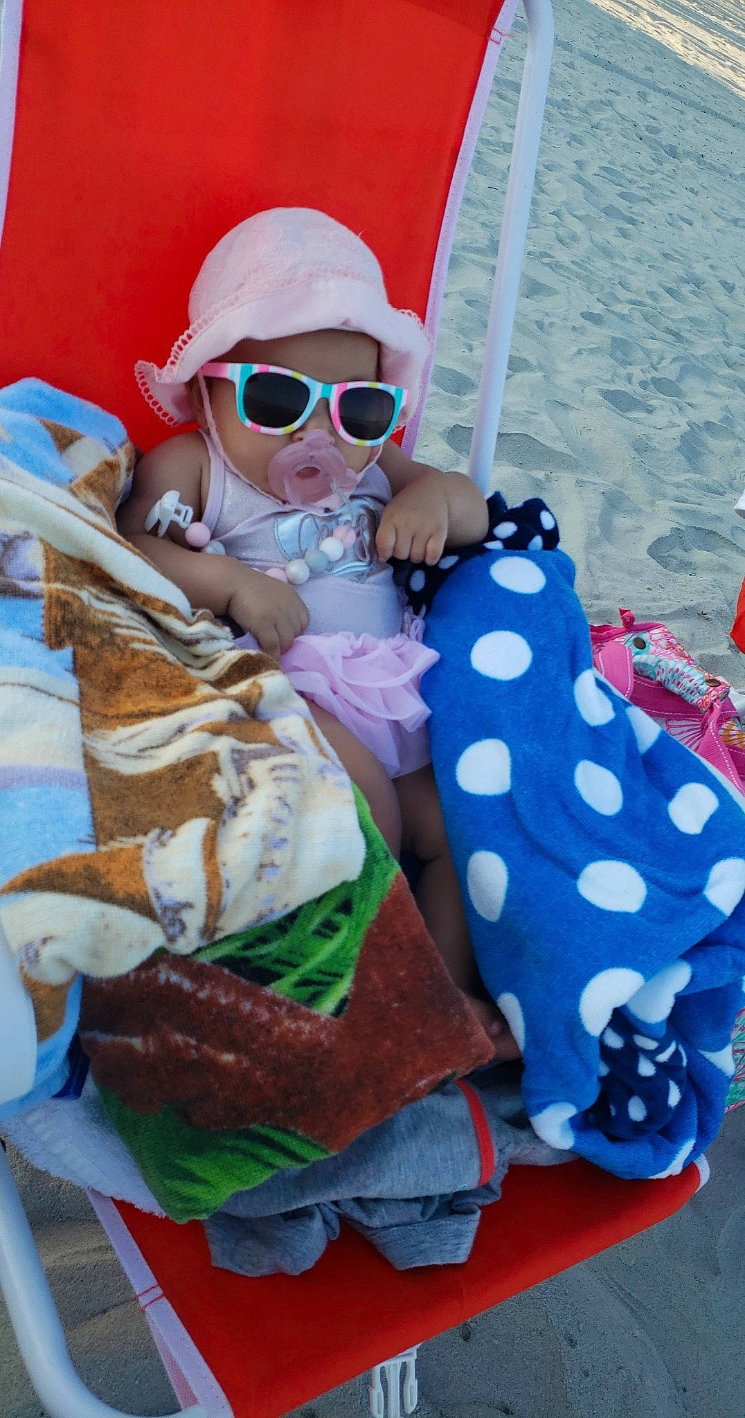 Nayeli is registered to the contest to win money with this photo: baby, baby_toddler_clothing, carmine, child, eyewear, fun, goggles, hat, leisure, mammal, pattern, person, personal_protective_equipment, recreation, sitting, sun_hat, sunglasses, toddler, vertebrate, vision_care