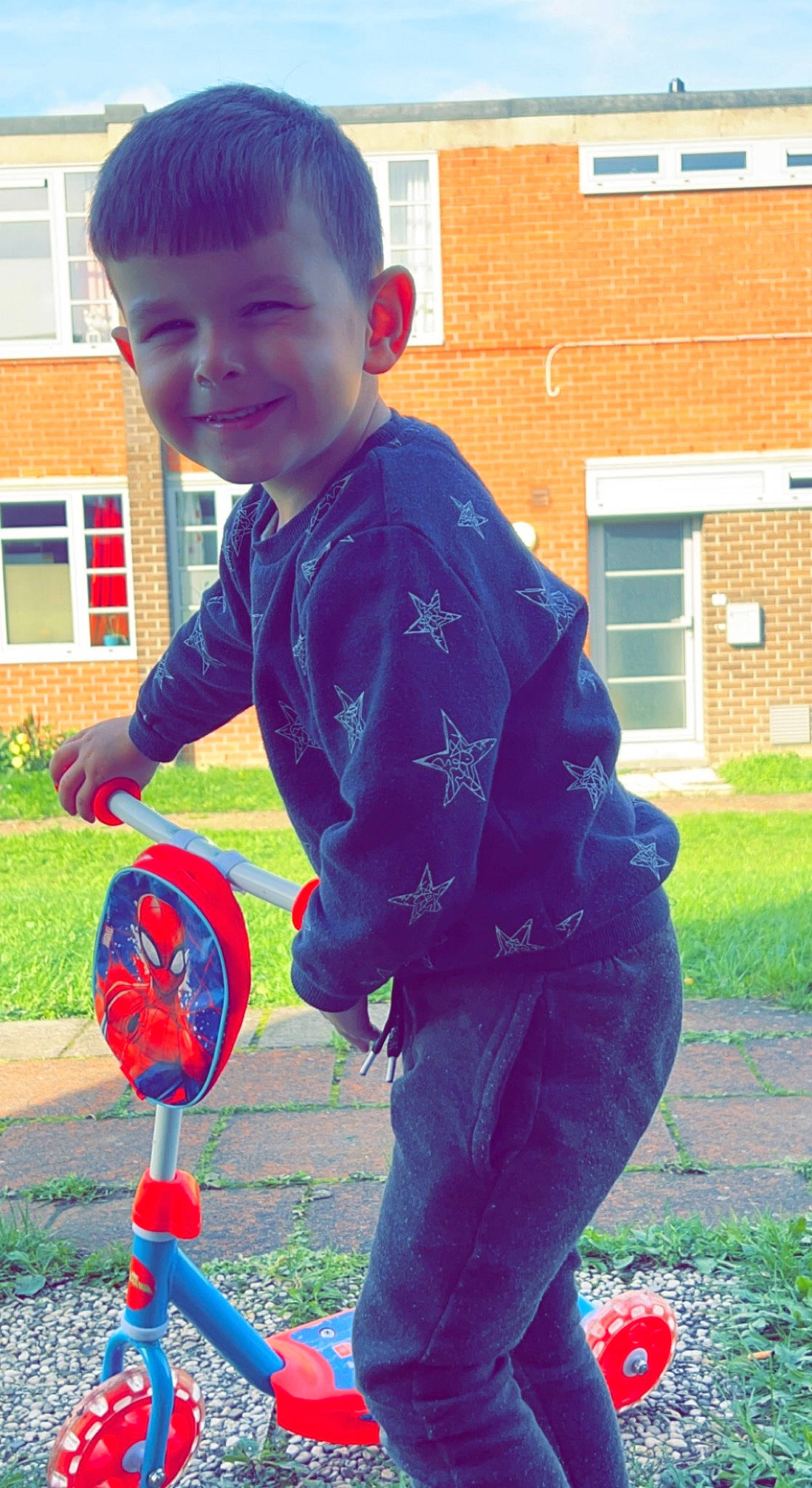 Yliano participe au concours pour gagner de l'argent avec cette photo : automotive_wheel_system, baby_toddler_clothing, bicycle, bicycle_tire, child, electric_blue, fun, grass, happy, joy, people_in_nature, person, plant, recreation, sleeve, smile, snapshot, t_shirt, tire, toddler