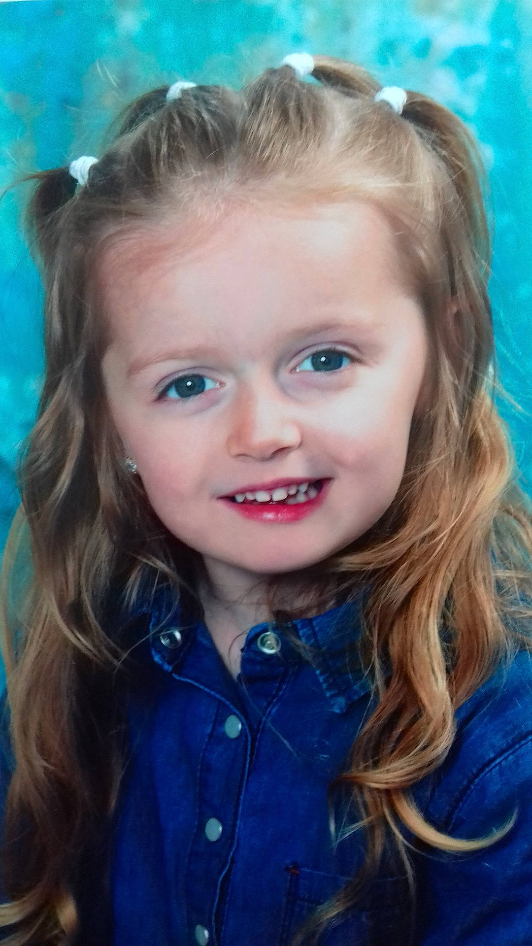 Lyne a rejoint le concours — aidez-le/la à gagner de superbes lots ! beauty, blond, brown_hair, cheek, child, child_model, face, forehead, girl, hair, hair_coloring, hairstyle, head, human_hair_color, iris, joy, long_hair, person, portrait, portrait_photography