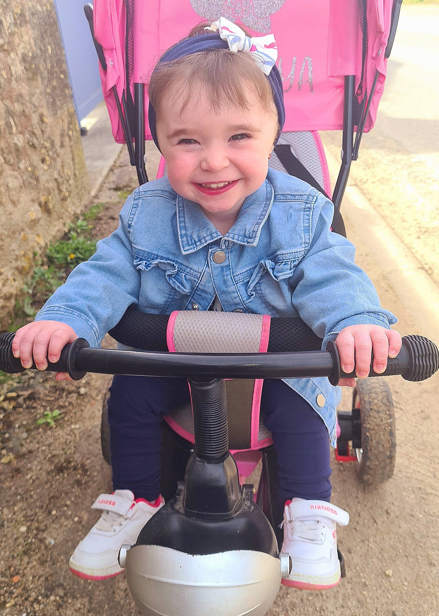 Cathaleya participe au concours pour gagner de l'argent avec cette photo : automotive_tire, baby_carriage, baby_products, child, electric_blue, eye, fun, grass, hairstyle, human_body, joy, leisure, person, recreation, rolling, sitting, skin, smile, tire, toddler