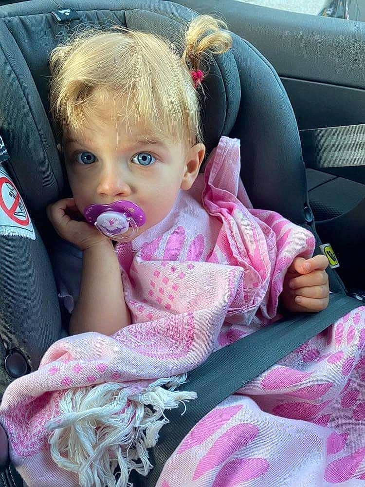 Lara participe au concours pour gagner de l'argent avec cette photo : auto_part, baby_carriage, baby_in_car_seat, baby_products, baby_toddler_clothing, car_seat, car_seat_cover, child, comfort, family_car, finger, hand, happy, person, pink, sitting, skin, steering_wheel, toddler, vehicle_door