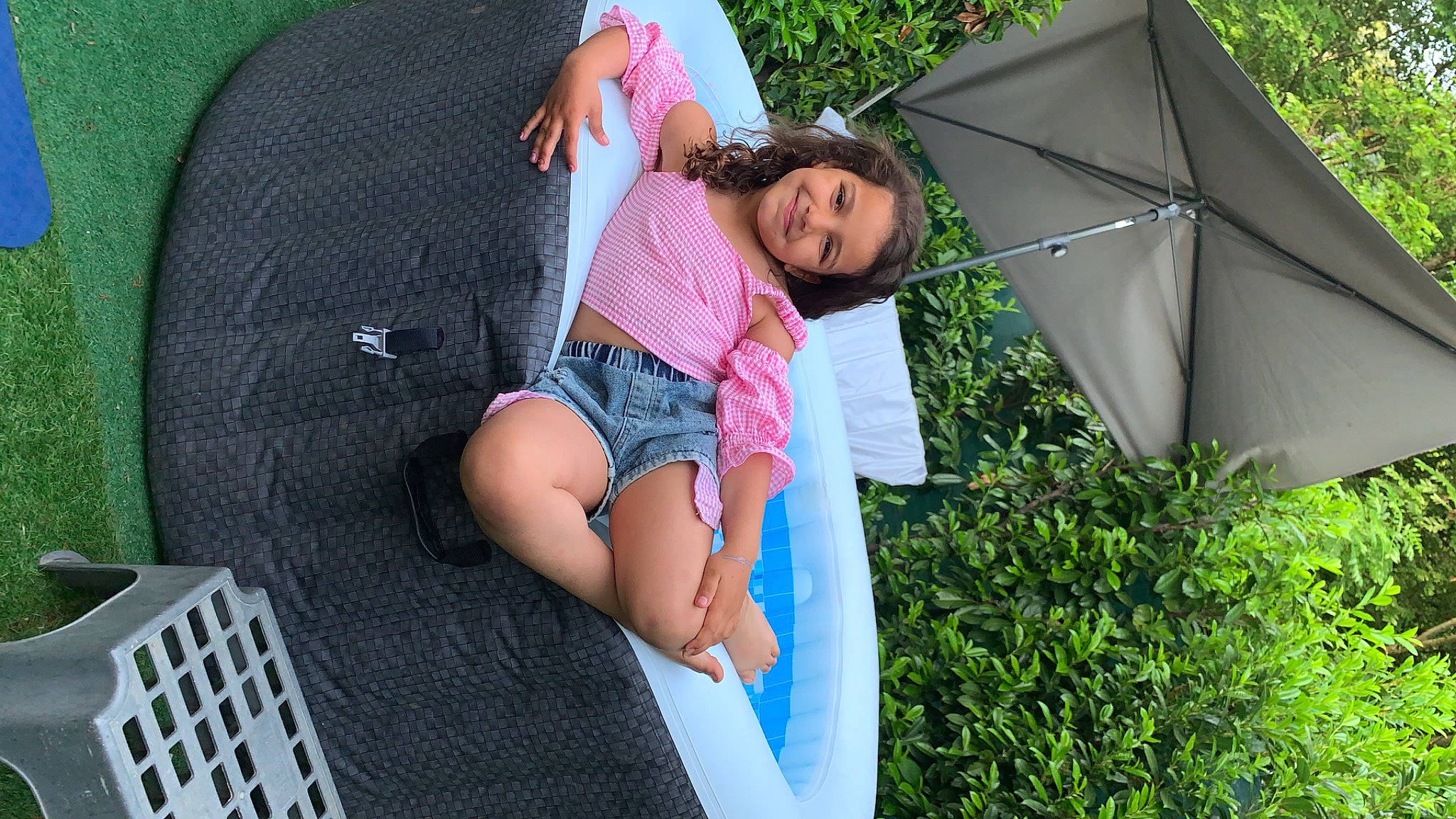 Ilyana a rejoint le concours — aidez-le/la à gagner de superbes lots ! black_hair, eyewear, fun, grass, happy, human_leg, joy, leg, leisure, magenta, people_in_nature, person, pink, plant, recreation, shorts, sitting, smile, t_shirt, thigh