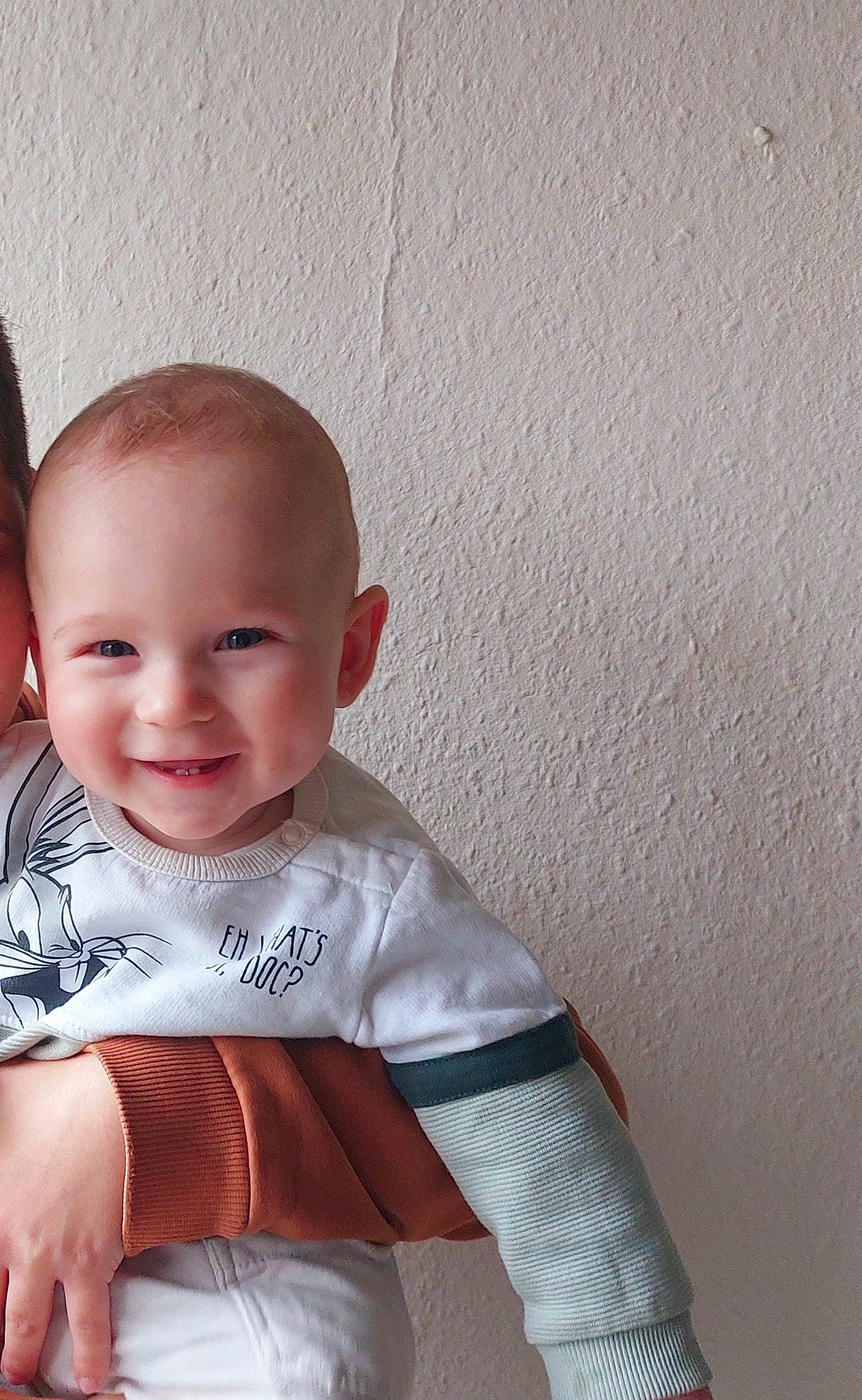 Thimeo a rejoint le concours — aidez-le/la à gagner de superbes lots ! baby, baby_products, baby_toddler_clothing, cheek, child, comfort, flooring, happy, joy, linens, nose, pattern, person, portrait_photography, room, sitting, skin, sleeve, smile, t_shirt