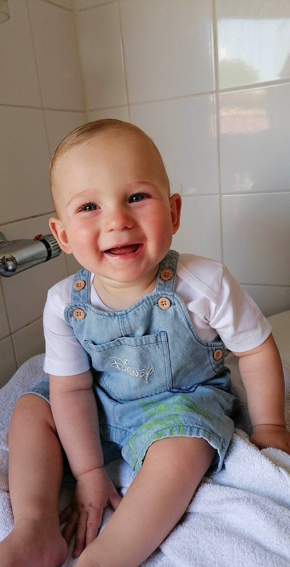 Thimeo participe au concours pour gagner de l'argent avec cette photo : baby, baby_toddler_clothing, cheek, chin, eye, eyebrow, face, happy, head, human_body, iris, joy, leg, lip, mouth, neck, nose, organ, person, skin