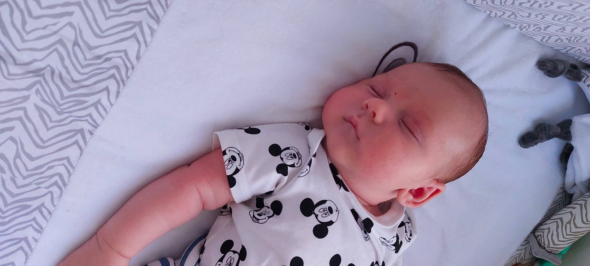 Thimeo a rejoint le concours — aidez-le/la à gagner de superbes lots ! baby, baby_sleeping, baby_toddler_clothing, cheek, collar, comfort, eye, eyebrow, eyelash, finger, head, iris, lip, neck, nose, person, pink, skin, sleeve, textile