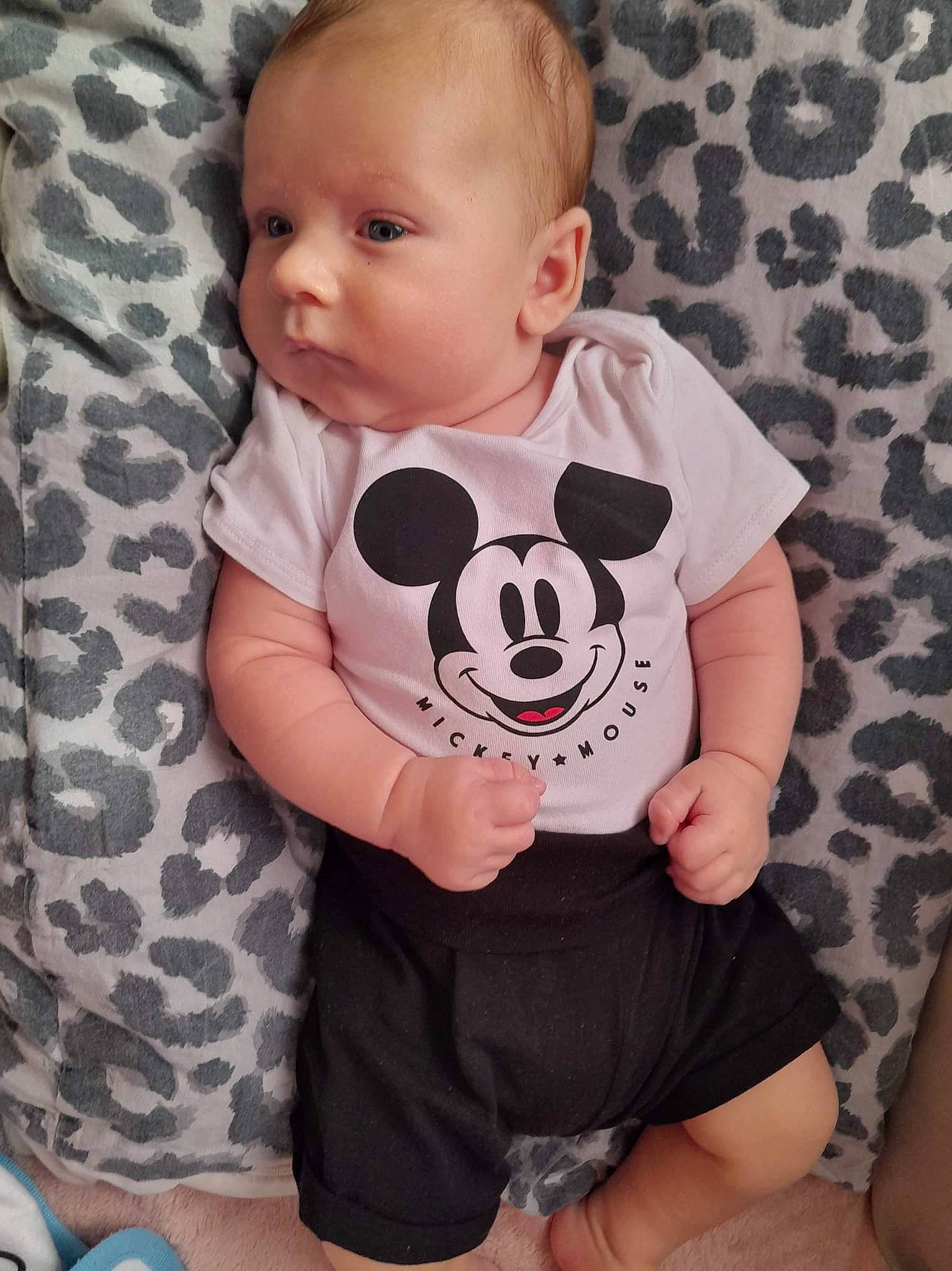 Thimeo participe au concours pour gagner de l'argent avec cette photo : baby, baby_toddler_clothing, cheek, child, comfort, cool, face, facial_expression, happy, head, neck, pattern, person, pink, skin, sleeve, t_shirt, textile, thigh, toddler