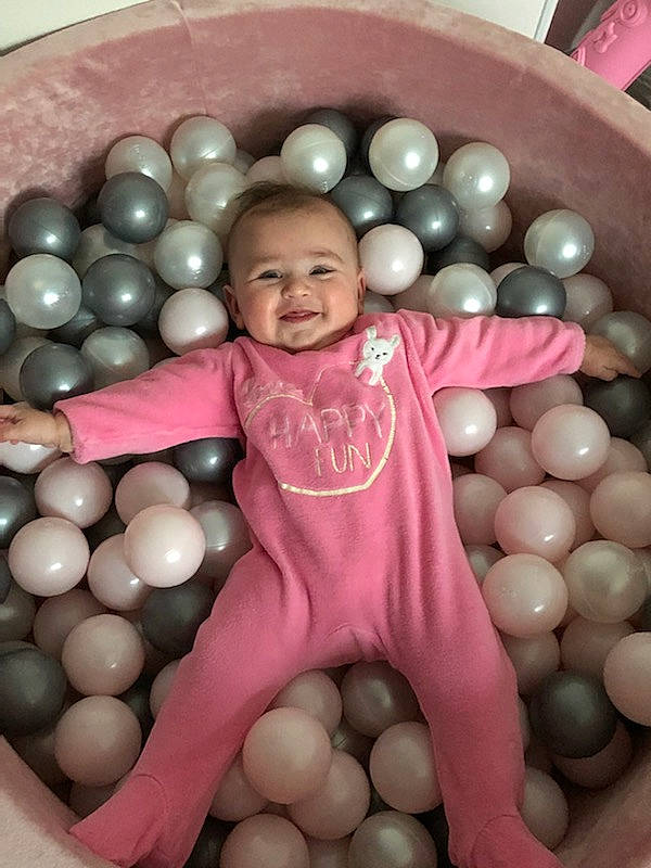 Luna a rejoint le concours — aidez-le/la à gagner de superbes lots ! baby, baby_products, baby_toddler_clothing, ball, party_supply, people, person, pink, plastic