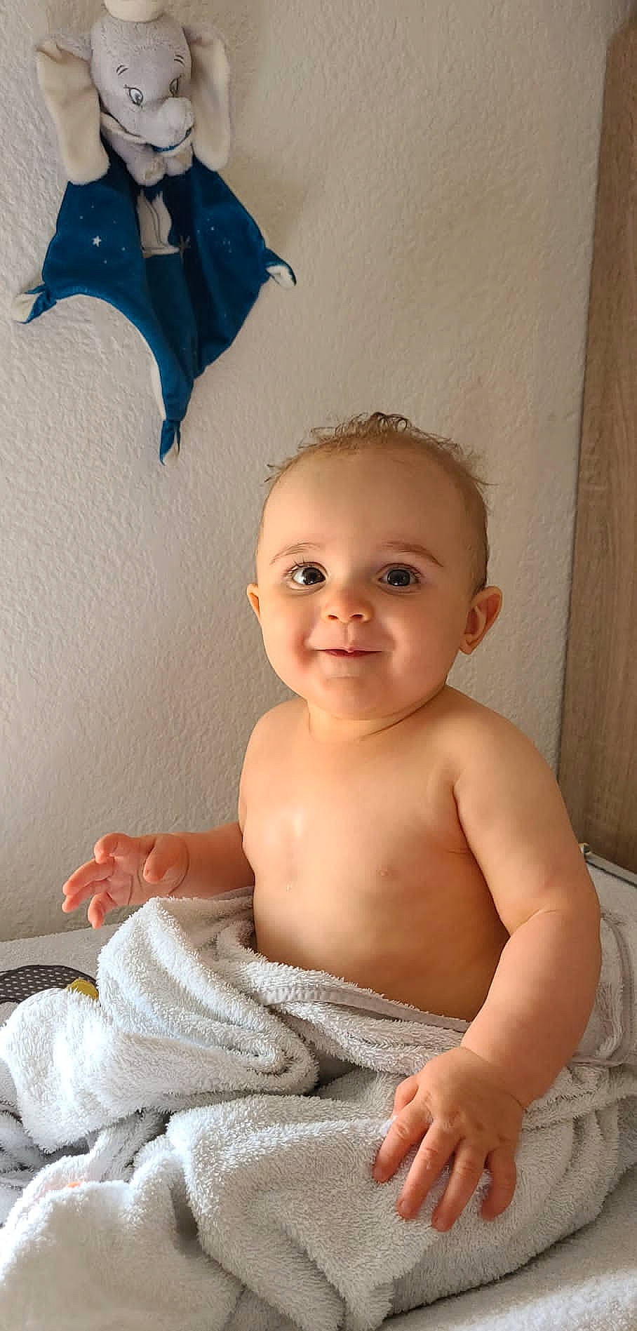 Yliann participe au concours pour gagner de l'argent avec cette photo : abdomen, baby, baby_toddler_clothing, bathing, cheek, chest, child, finger, fun, happy, joy, linens, muscle, organ, person, product, skin, smile, stomach, toddler