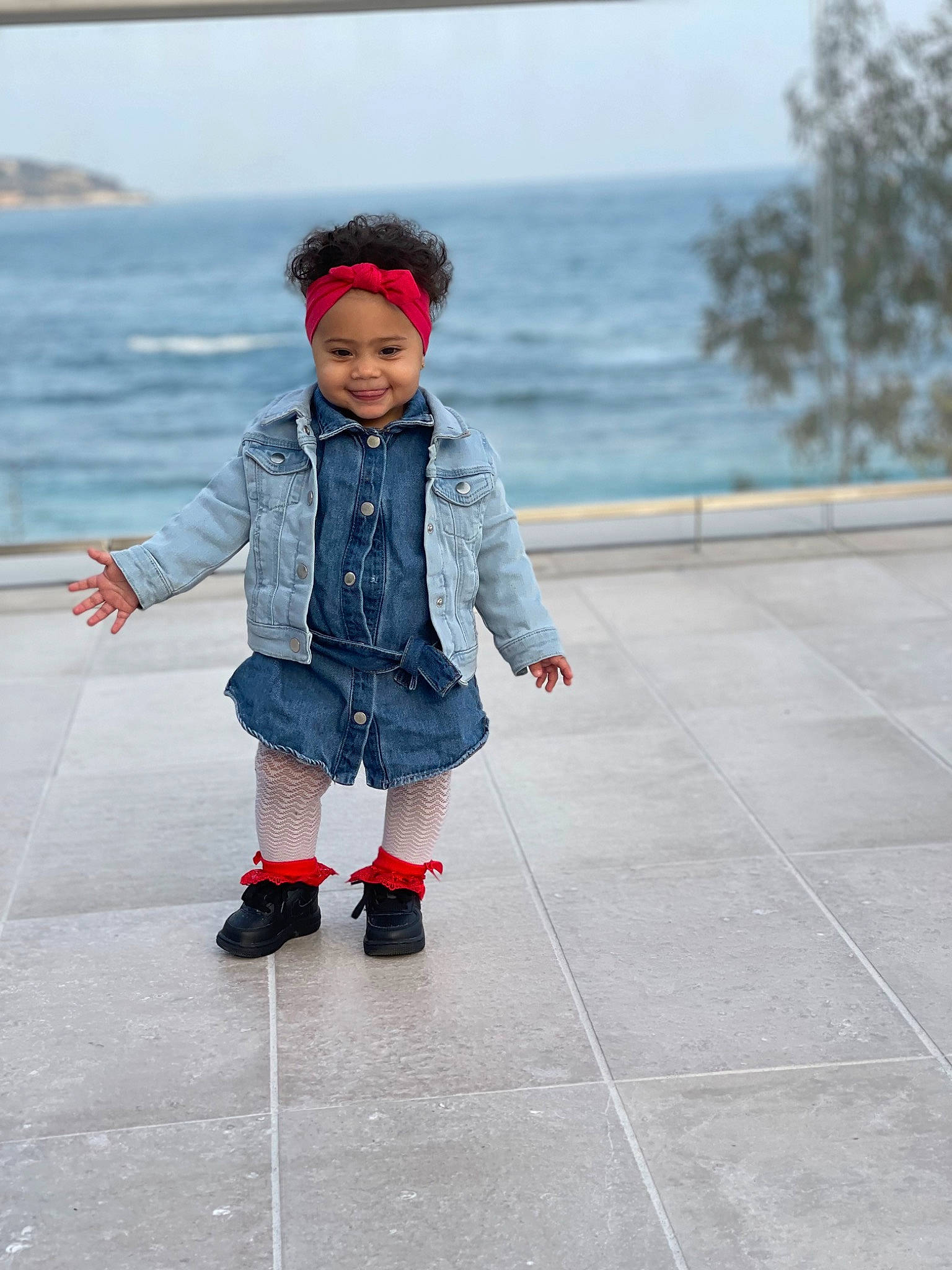 Lara a rejoint le concours — aidez-le/la à gagner de superbes lots ! boot, child, denim, electric_blue, freezing, fun, gesture, happy, headwear, jacket, joy, leg, leisure, person, recreation, sky, smile, street_fashion, toddler, travel