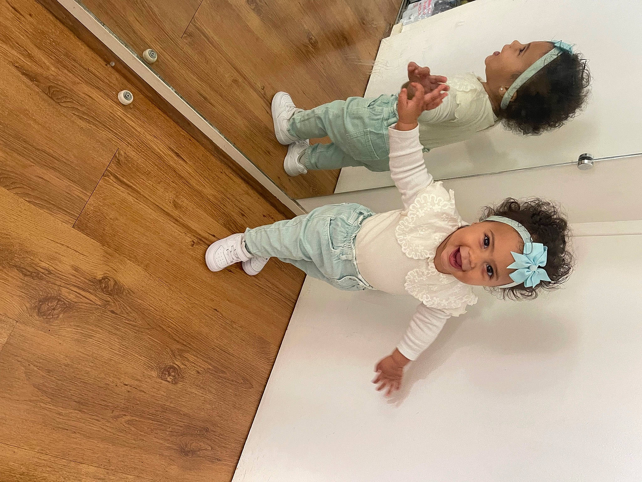 Lara a rejoint le concours — aidez-le/la à gagner de superbes lots ! baby, baby_toddler_clothing, child, comfort, elbow, flooring, foot, fun, gesture, happy, hardwood, headwear, pattern, person, plank, sleeve, sock, toddler, varnish, wood