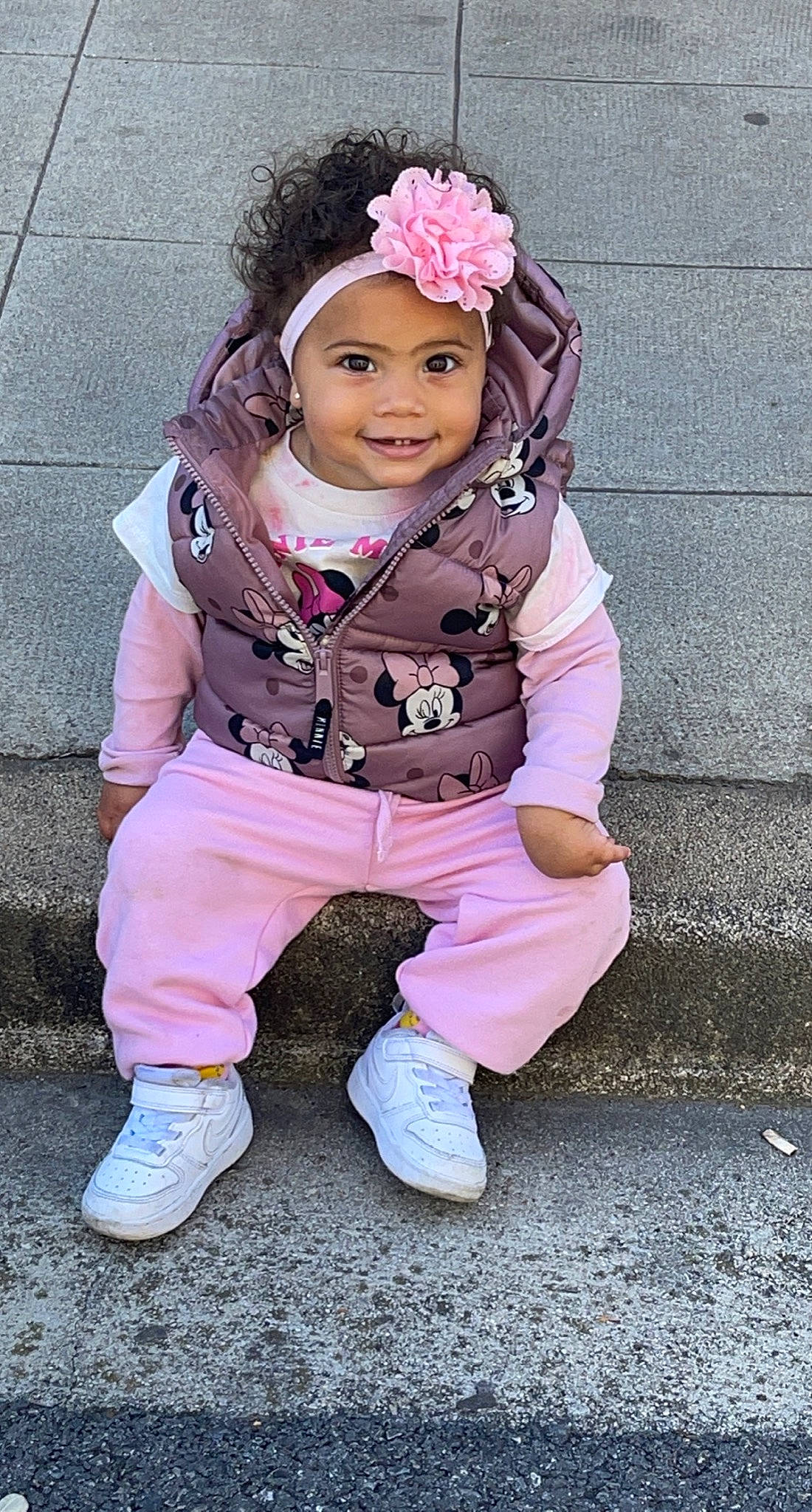 Lara a rejoint le concours — aidez-le/la à gagner de superbes lots ! baby, baby_toddler_clothing, cap, child, eye, face, footwear, grass, happy, head, headgear, headwear, joy, magenta, outerwear, person, pink, purple, skin, sleeve