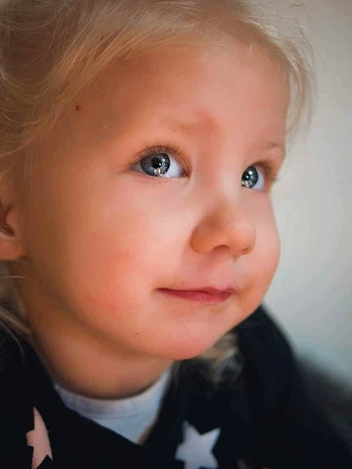 Elena a rejoint le concours — aidez-le/la à gagner de superbes lots ! blond, cheek, close_up, ear, eyebrow, eyelash, flash_photography, forehead, hair, human_body, iris, jaw, lip, neck, no_expression, nose, person, skin, smile, toddler