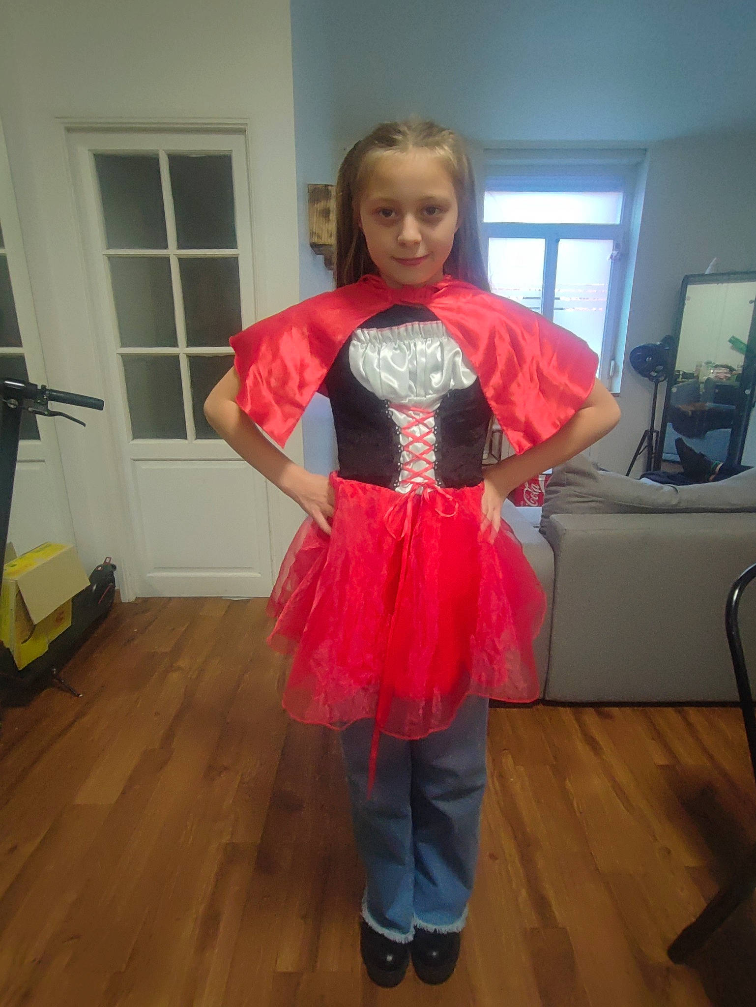 Lilou participe au concours pour gagner de l'argent avec cette photo : abdomen, fashion_accessory, fashion_design, floor, flooring, fun, fur, hardwood, laminate_flooring, magenta, pattern, peach, person, sleeve, toddler, trunk, waist, window, wood, wood_flooring