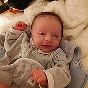 Lazhar a rejoint le concours — aidez-le/la à gagner de superbes lots ! baby, blanket, child, comfort, cozy, cute, expression, face, fleece, head, indoor, infant, newborn, portrait, resting, sleepwear, small_hands, snug, soft_clothing, warm