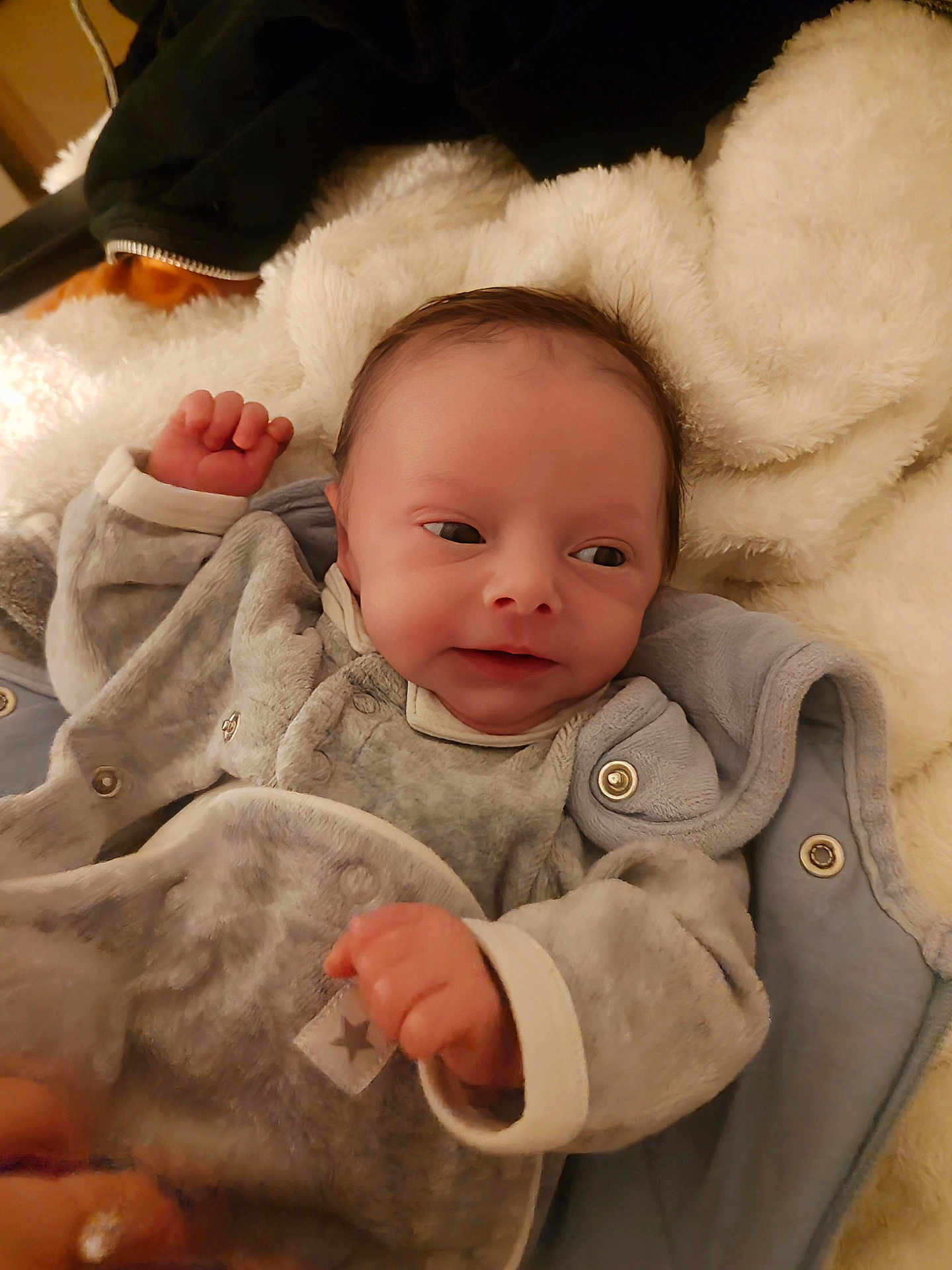 Lazhar a rejoint le concours — aidez-le/la à gagner de superbes lots ! baby, blanket, child, comfort, cozy, cute, expression, face, fleece, head, indoor, infant, newborn, portrait, resting, sleepwear, small_hands, snug, soft_clothing, warm