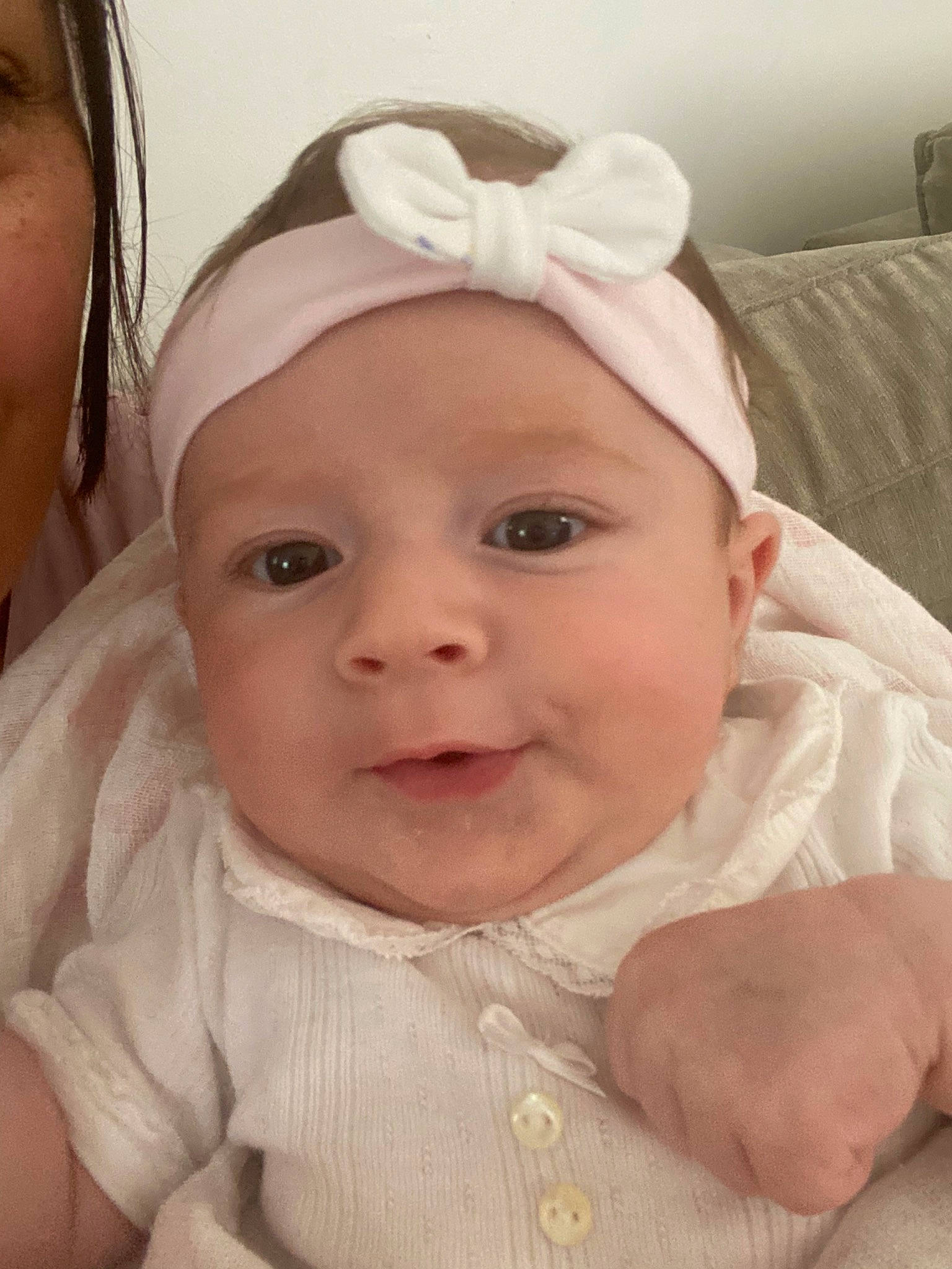 Sarah participe au concours pour gagner de l'argent avec cette photo : baby, baby_making_funny_faces, cheek, child, ear, eye, eyebrow, face, forehead, hair_accessory, head, headband, headgear, headwear, lip, mouth, nose, person, skin, smile