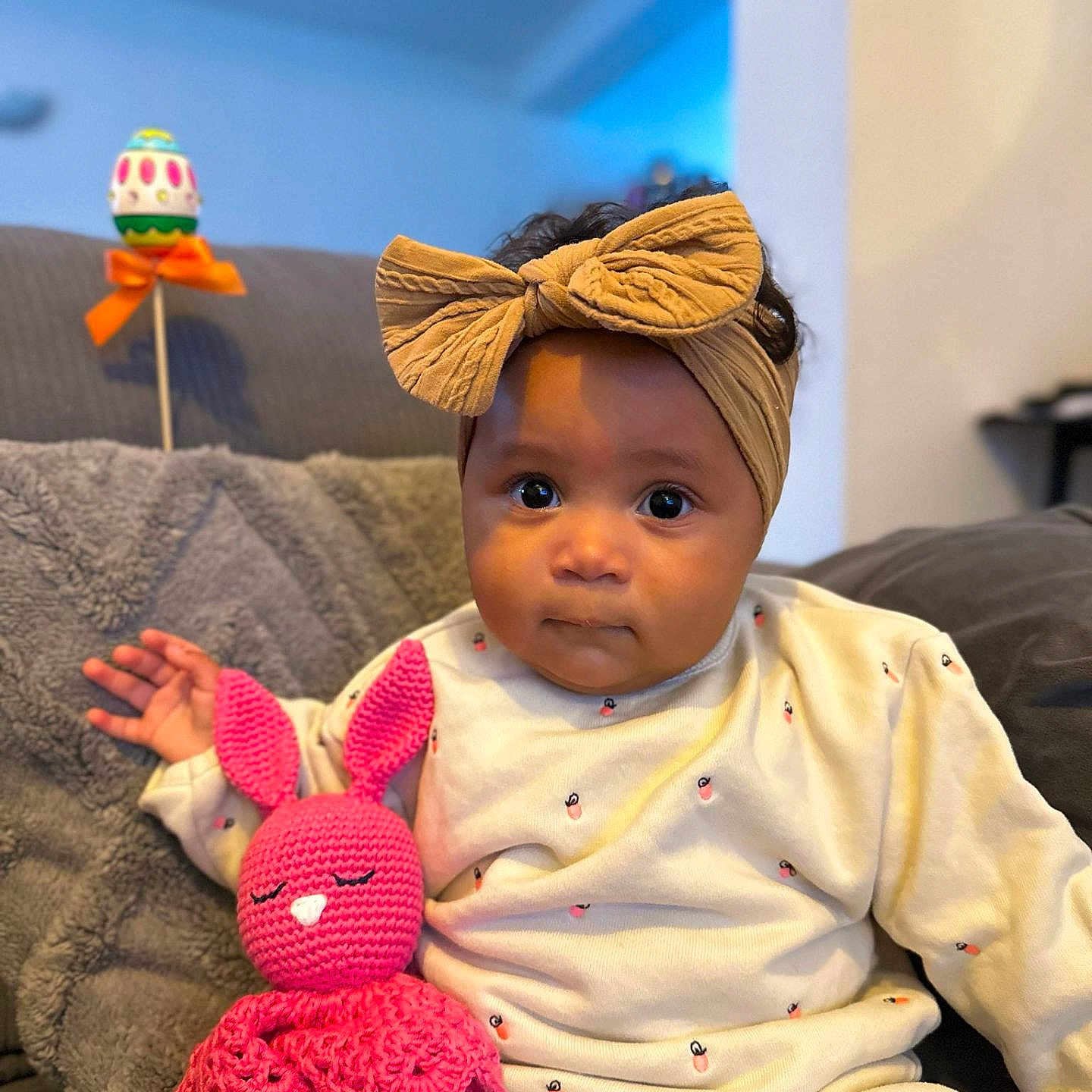 Aelita a rejoint le concours — aidez-le/la à gagner de superbes lots ! baby, clothing, couch, cushion, doll, face, furniture, hair, happy, hat, head, homedecor, people, person, photography, portrait, scarf, sitting, smile, toy