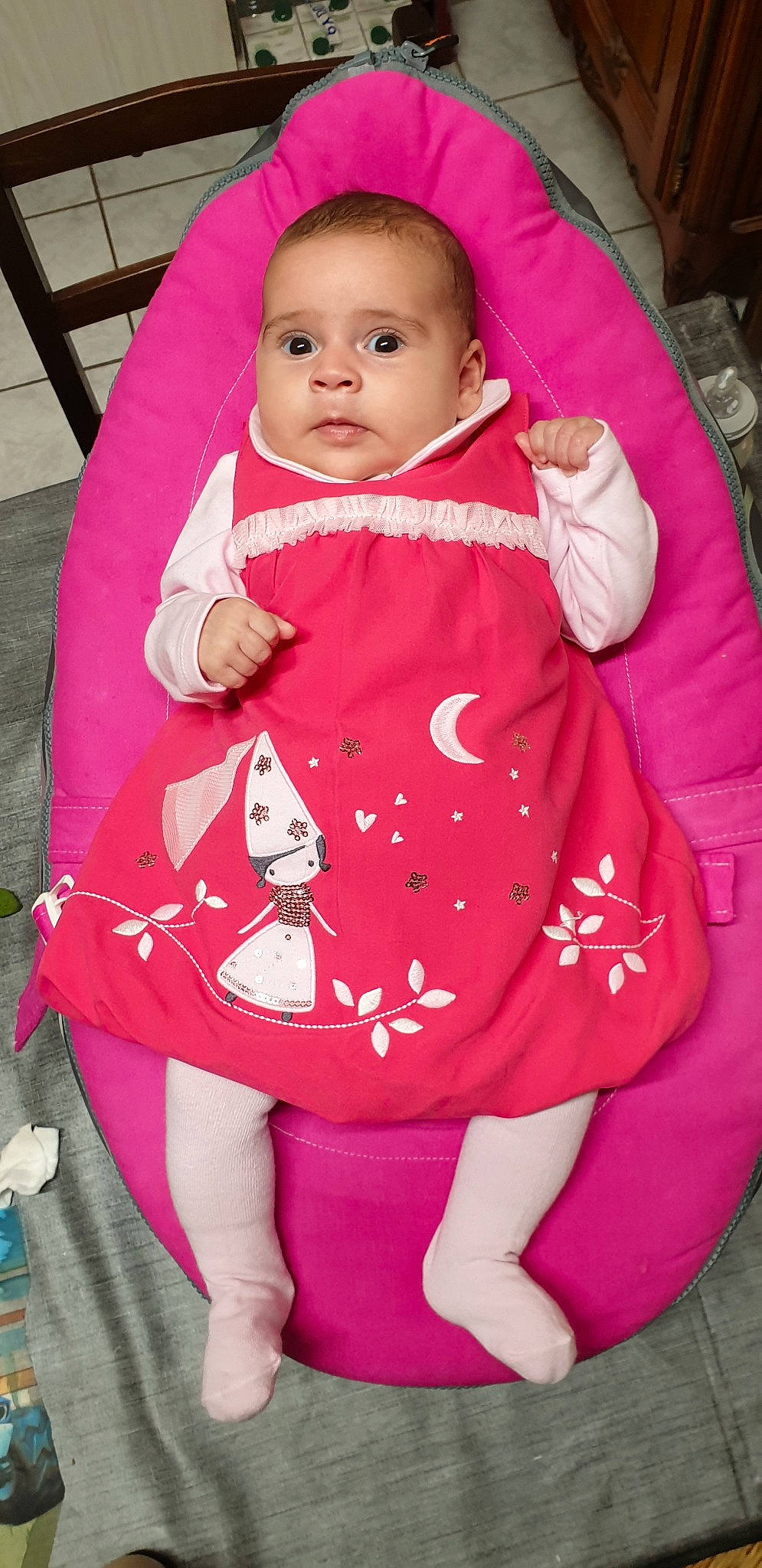 Noëlyne a rejoint le concours — aidez-le/la à gagner de superbes lots ! baby, child, magenta, nap_mat, person, pink, smile, toddler