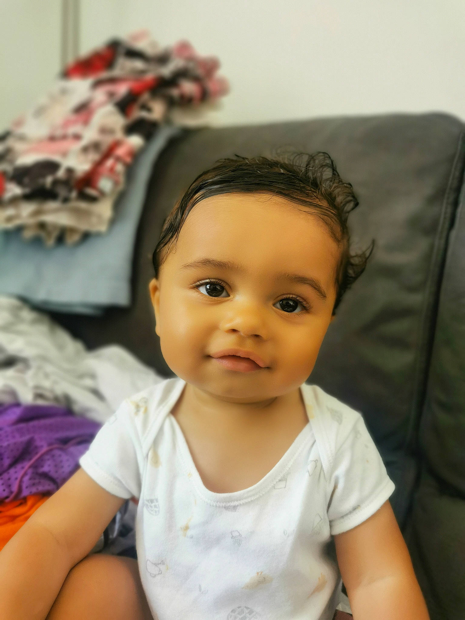 Kingsley a rejoint le concours — aidez-le/la à gagner de superbes lots ! baby, baby_toddler_clothing, bedding, cheek, child, comfort, eyelash, fashion_accessory, fun, happy, iris, linens, lip, magenta, person, portrait_photography, room, sitting, smile, t_shirt