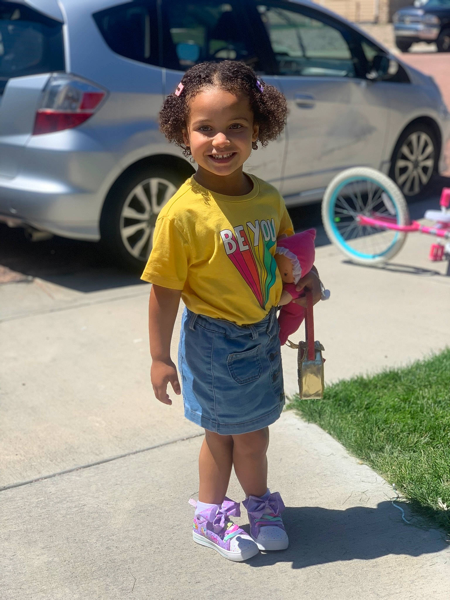 Emeri is registered to the contest to win money with this photo: asphalt, automotive_design, automotive_exterior, automotive_lighting, automotive_tire, bumper, car, joy, leisure, motor_vehicle, parking, person, plant, recreation, road, shorts, tire, toddler, trunk, vehicle