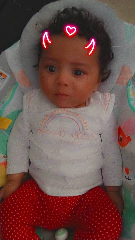 Shanel participe au concours pour gagner de l'argent avec cette photo : baby, baby_toddler_clothing, cap, cheek, child, chin, eyebrow, eyelash, fashion_accessory, hairstyle, headgear, iris, lip, nose, pattern, person, pink, skin, sleeve, toddler