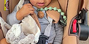 Melvyn participe au concours pour gagner de l'argent avec cette photo : baby, baby_boy, car_seat, child, comfort, cute, face, foot, hand, head, indoor, infant, person, plush_toy, seatbelt, sitting, skin, small_child, striped_clothing, toy