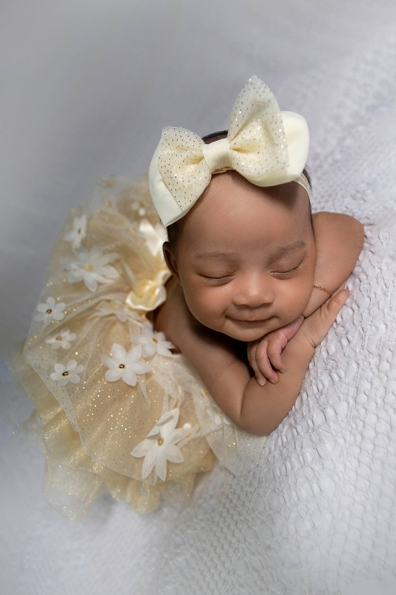 Jream is registered to the contest to win money with this photo: baby, baby_toddler_clothing, bridal_accessory, cap, child, costume_hat, embellishment, eyebrow, flash_photography, hair_accessory, happy, headband, headgear, headpiece, jewellery, linens, person, petal, smile, sun_hat