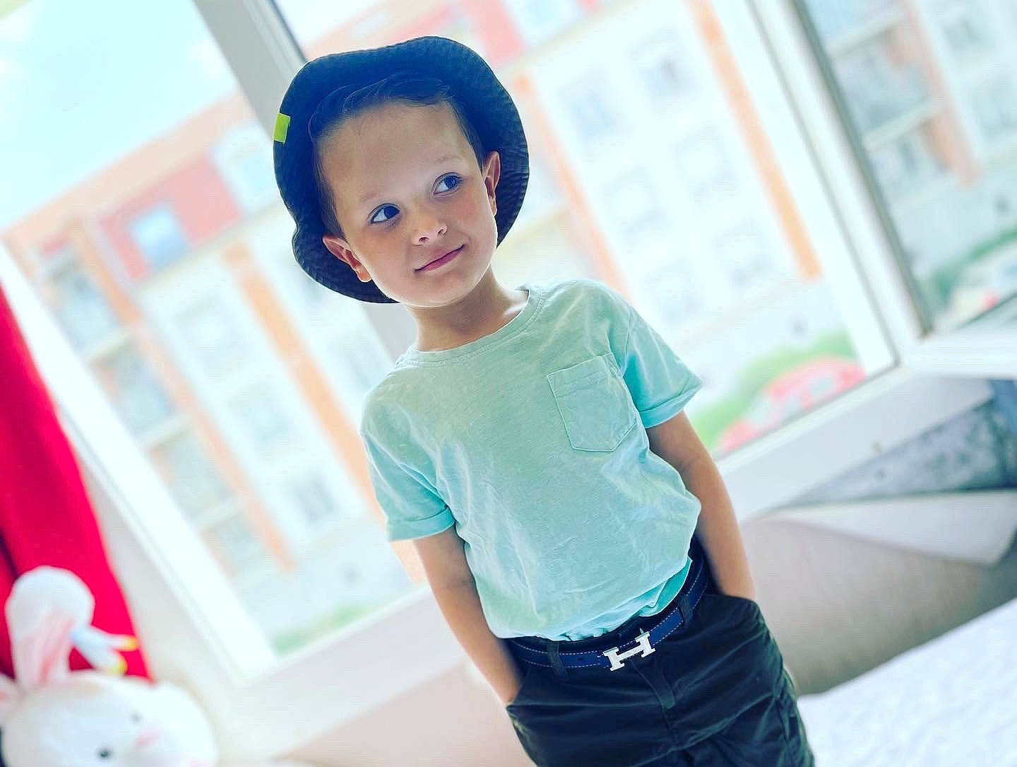 Hatem a rejoint le concours — aidez-le/la à gagner de superbes lots ! child, elbow, electric_blue, fashion_design, fun, gesture, happy, joint, leisure, person, recreation, room, shorts, sleeve, sportswear, street_fashion, t_shirt, toddler, toy, waist