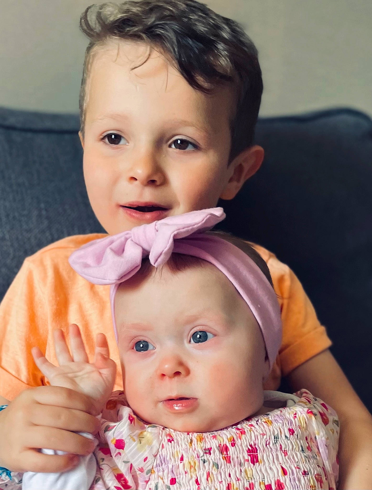 Hatem participe au concours pour gagner de l'argent avec cette photo : baby, baby_toddler_clothing, cheek, chin, collar, dress, ear, eyelash, face, finger, gesture, hairstyle, hand, happy, headwear, iris, lip, nose, person, skin