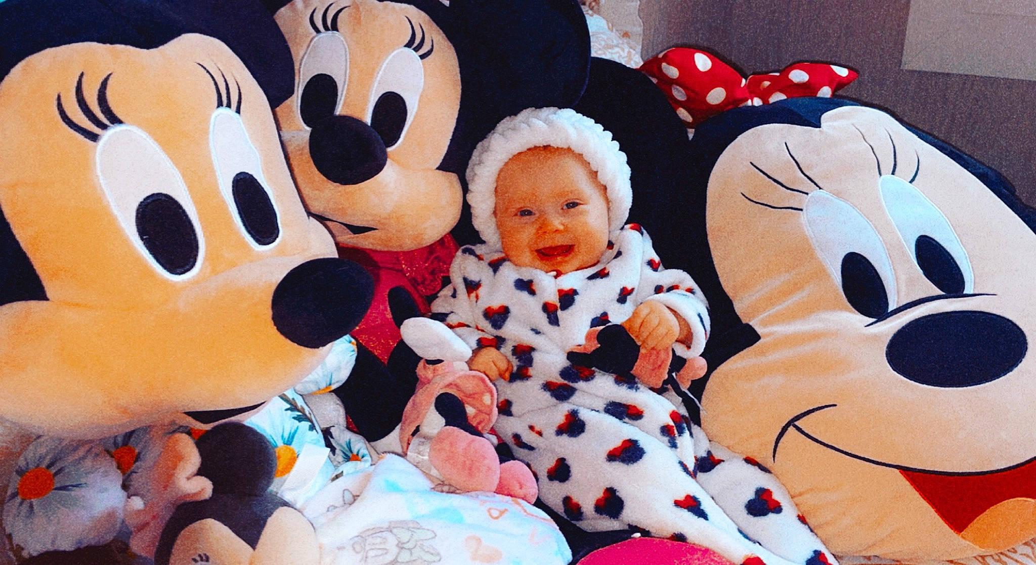 Thaïs participe au concours pour gagner de l'argent avec cette photo : baby, baby_toddler_clothing, face, facial_expression, fun, happy, head, mammal, orange, organ, people, person, pink, smile, stuffed_toy, textile, toddler, toy, vertebrate, white