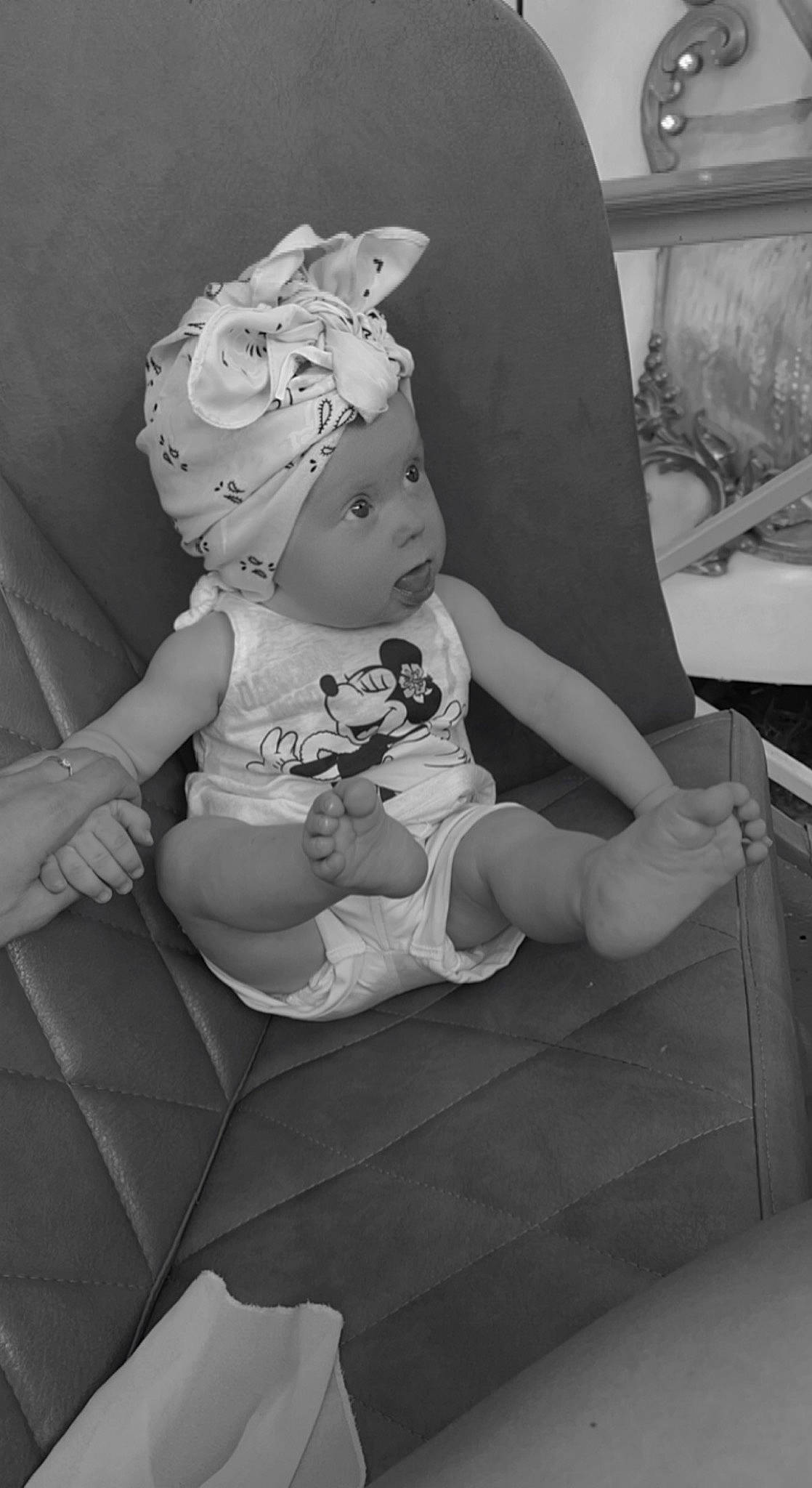 Thaïs participe au concours pour gagner de l'argent avec cette photo : art, baby, baby_toddler_clothing, black_and_white, chair, child, flash_photography, happy, headband, headpiece, human_leg, jewellery, monochrome, monochrome_photography, person, sitting, stock_photography, style, thigh, toddler