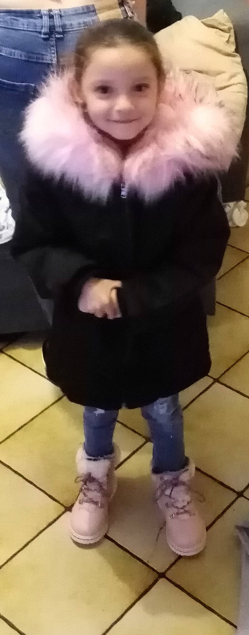 Hind a rejoint le concours — aidez-le/la à gagner de superbes lots ! beard, black, collar, cool, electric_blue, fashion, flooring, formal_wear, fur_clothing, human_leg, joy, knee, leg, person, selfie, shoe, sleeve, sneakers, sportswear, street_fashion