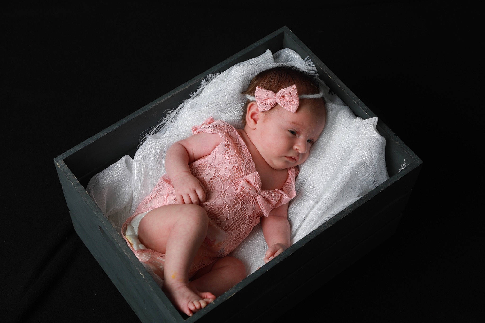 Louna a rejoint le concours — aidez-le/la à gagner de superbes lots ! baby, baby_products, baby_toddler_clothing, chest, child, comfort, darkness, dress, event, flash_photography, flesh, foot, human_body, leg, person, portrait_photography, room, sitting, toddler