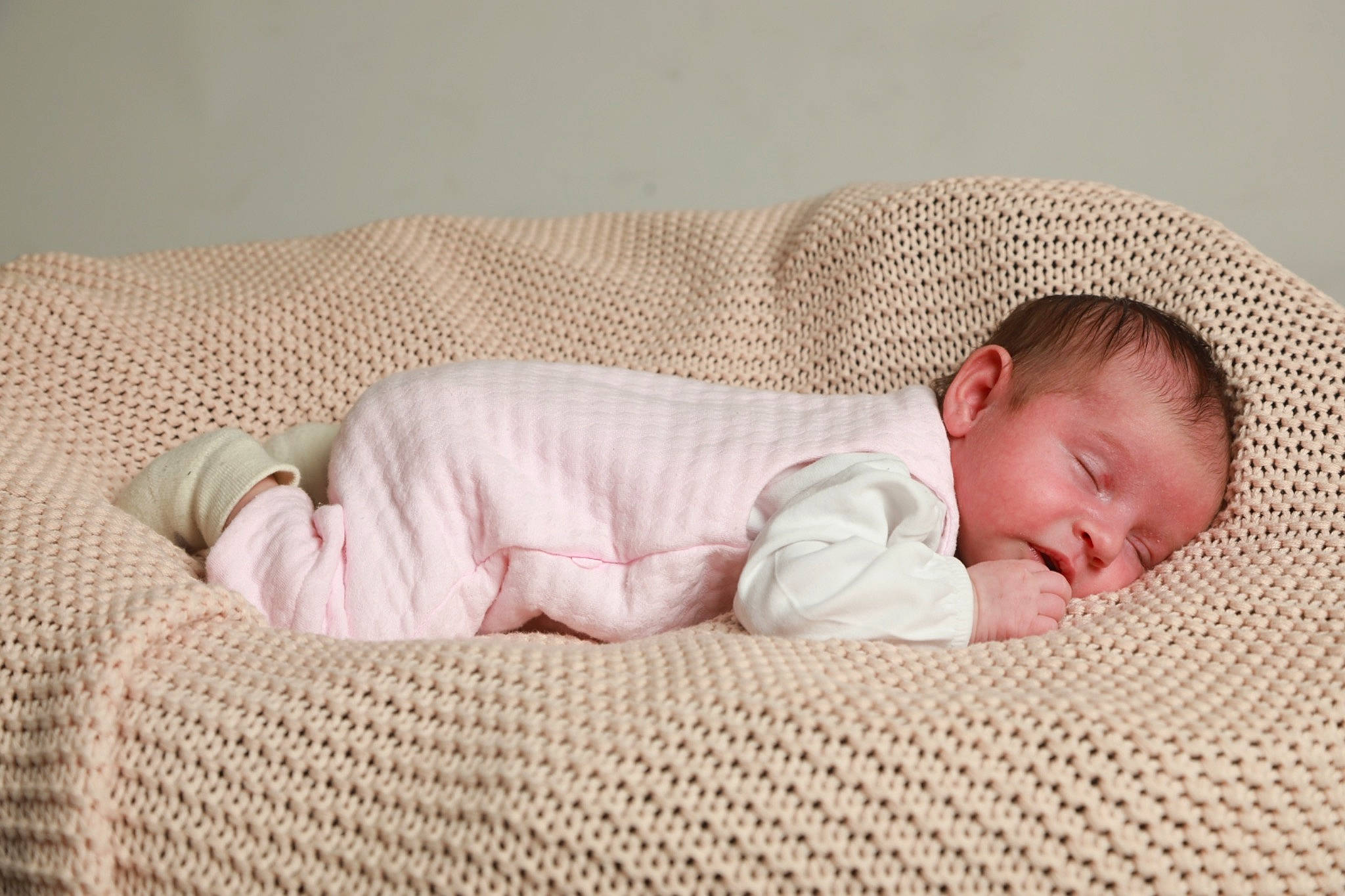 Louna a rejoint le concours — aidez-le/la à gagner de superbes lots ! baby, baby_sleeping, baby_toddler_clothing, bedding, bedtime, beige, cheek, child, comfort, couch, headgear, linens, nap, pattern, person, room, skin, sleep, sleeve, textile
