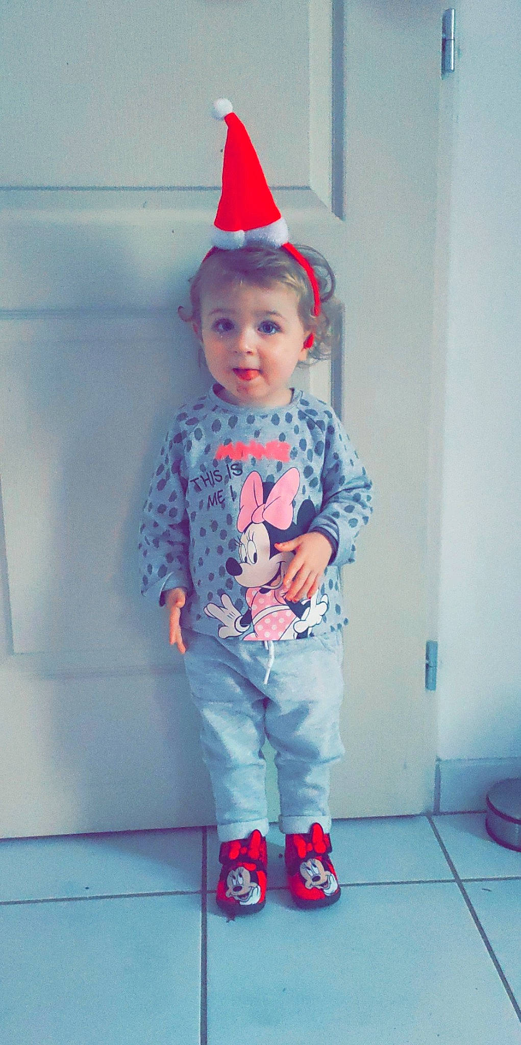 Lylou participe au concours pour gagner de l'argent avec cette photo : baby_toddler_clothing, cap, clothing, cone, costume_hat, electric_blue, happy, hat, headgear, party_hat, party_supply, pattern, person, pink, red, sleeve, sock, standing, surprise, t_shirt