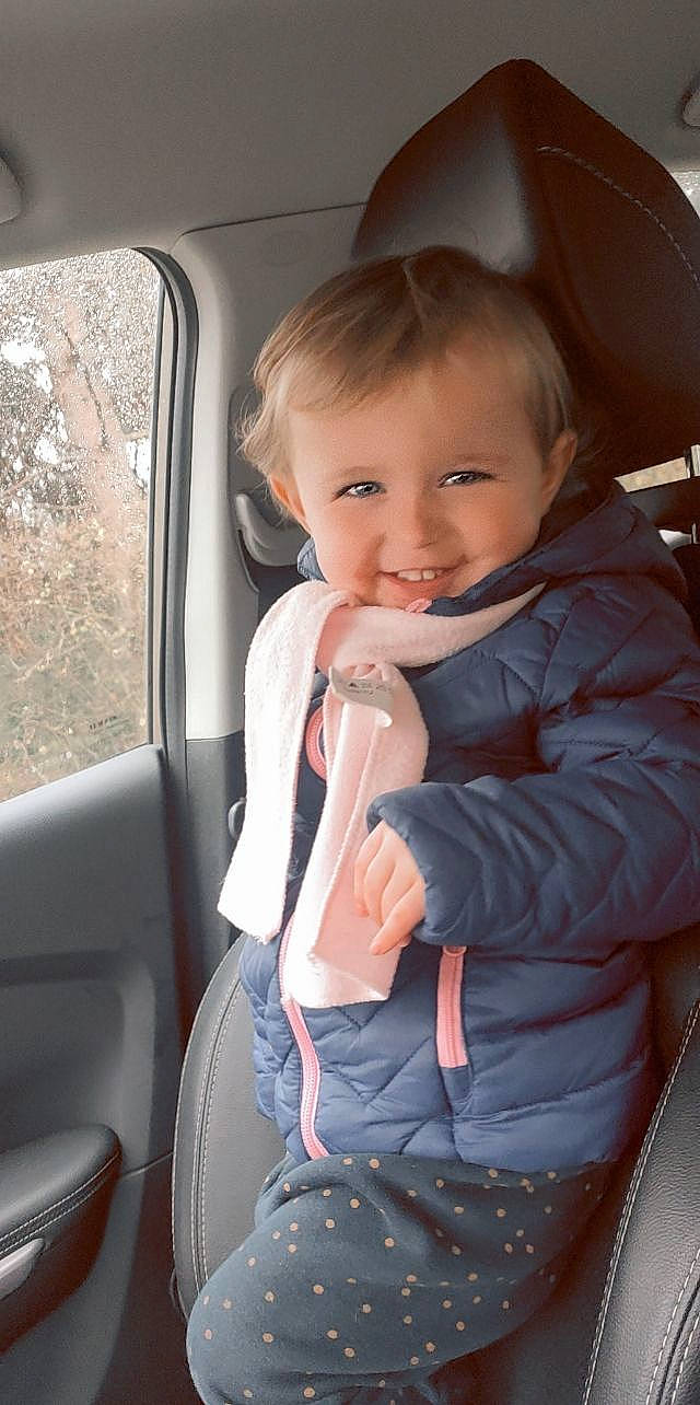 Lylou a rejoint le concours — aidez-le/la à gagner de superbes lots ! auto_part, automotive_design, automotive_exterior, baby_toddler_clothing, car_seat, car_seat_cover, comfort, face, finger, gesture, hair, hand, head_restraint, joy, motor_vehicle, person, seat_belt, sleeve, smile, steering_part