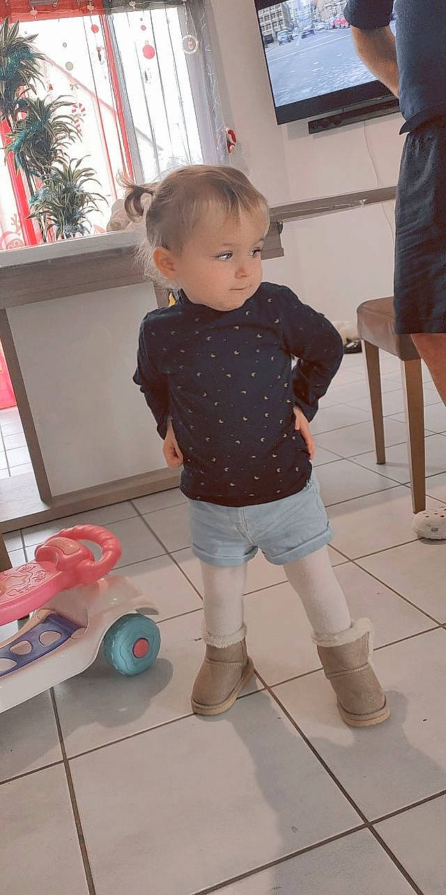 Lylou a rejoint le concours — aidez-le/la à gagner de superbes lots ! baby_toddler_clothing, child, cleanliness, floor, flooring, fun, hardwood, houseplant, human_leg, knee, pattern, person, plant, shoe, sleeve, sock, standing, t_shirt, thigh, toddler