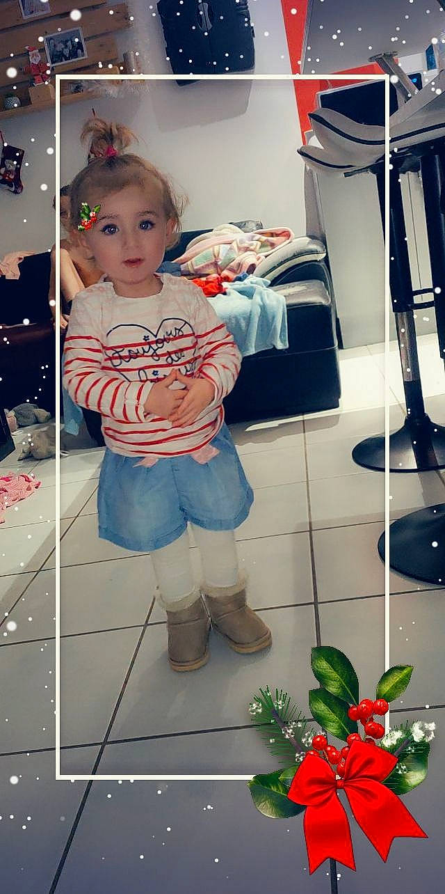 Lylou participe au concours pour gagner de l'argent avec cette photo : baby, baby_toddler_clothing, child, design, dress, flooring, flower, flower_arranging, happy, houseplant, pattern, person, petal, photograph, plant, room, sitting, snapshot, t_shirt, toddler