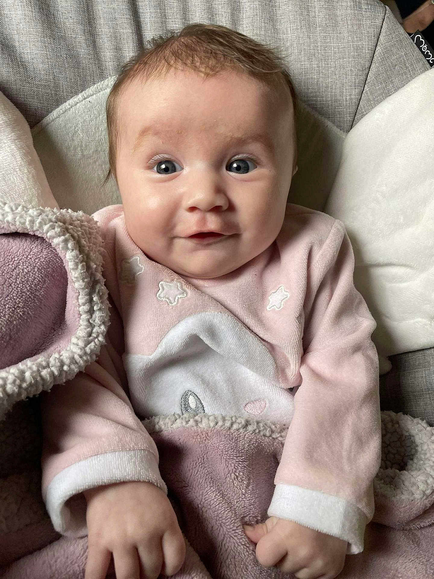Héleanah a rejoint le concours — aidez-le/la à gagner de superbes lots ! baby, babylaughing, blanket, clothing, face, happy, head, newborn, person, photography, portrait, quilt, sitting, sleeve, smile