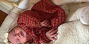 Seylie a rejoint le concours — aidez-le/la à gagner de superbes lots ! baby, sleeping, basket, blanket, red_plaid, headband, tights, cozy, infant, resting, soft_texture, white, cream, cute, peaceful, newborn, indoors, hand, footwear, woven_basket