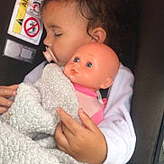 Seylie a rejoint le concours — aidez-le/la à gagner de superbes lots ! baby, blanket, car_seat, child, clothing, comfort, cute, doll, face, hand, indoor, infant, nap, pacifier, peaceful, rest, seat, sleeping, toddler, toy