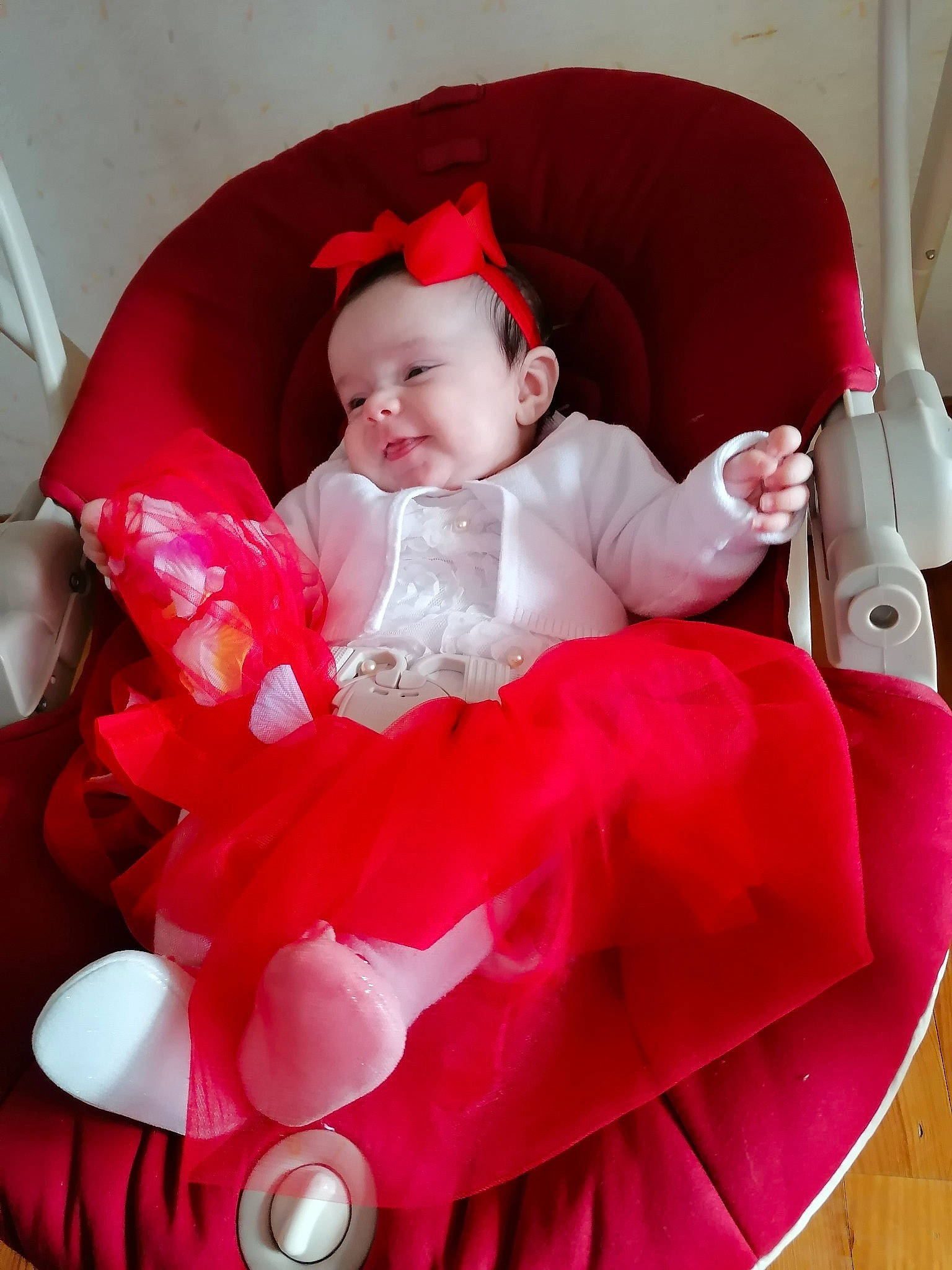 Ilyana a rejoint le concours — aidez-le/la à gagner de superbes lots ! baby, baby_products, child, costume, magenta, person, pink, product, red, skin, toddler